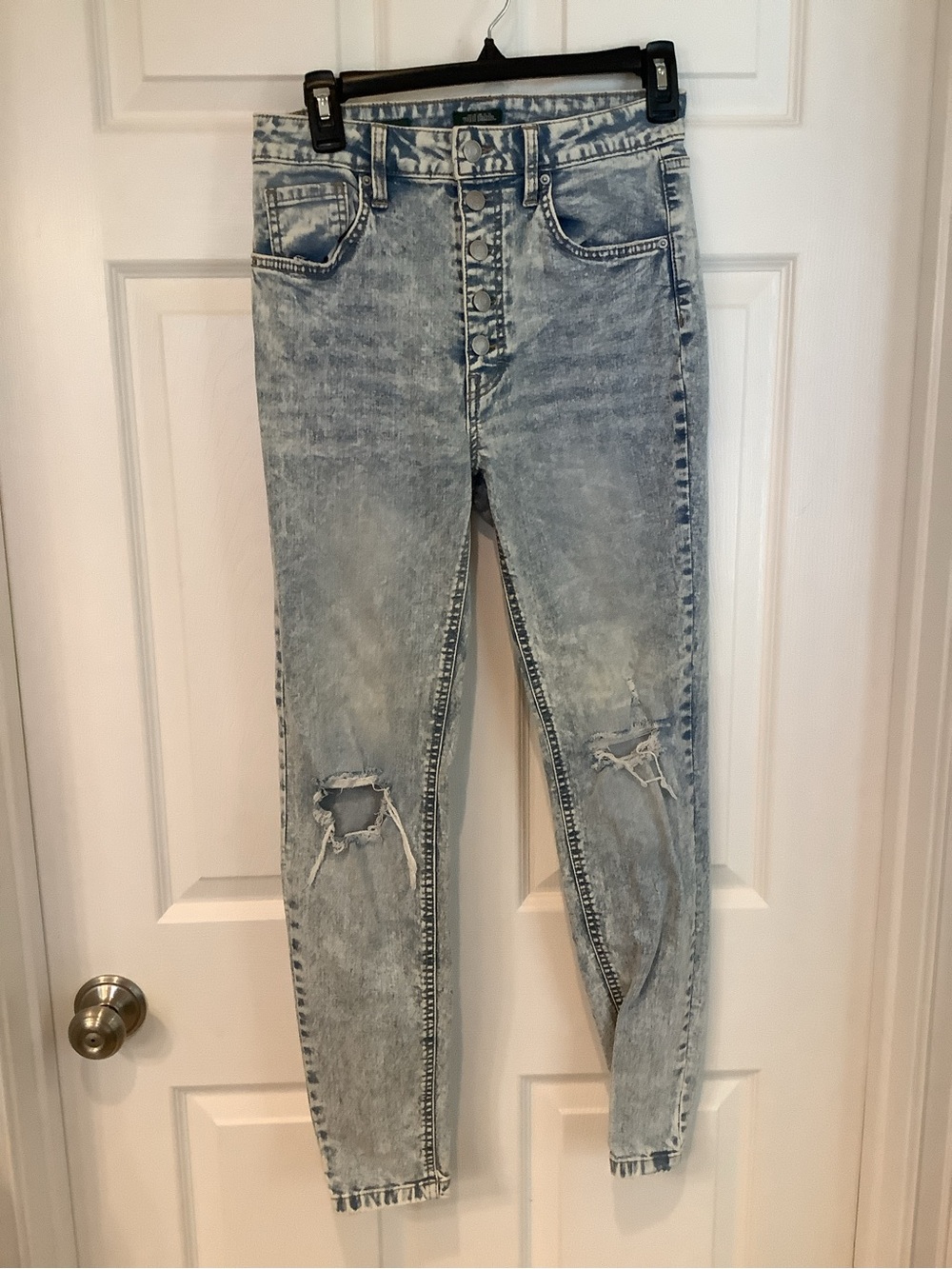 wild fable blue and white acid wash high Rise skinny jeans with branded button